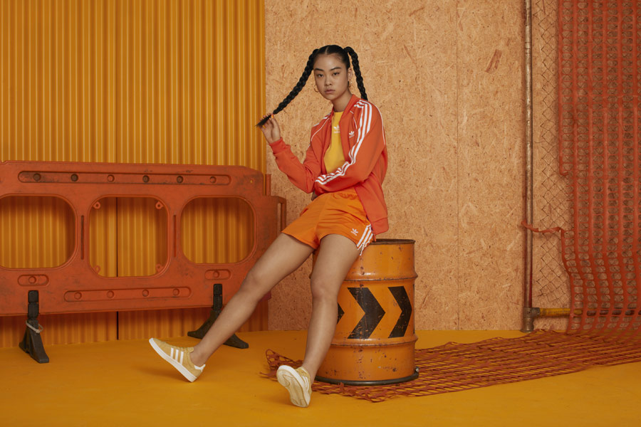 adidas Originals adicolor — dámské oranžové kraťasy — dámská oranžová tepláková bunda na zip bez kapuce — béžovo-žluté tenisky Campus — sportovní oblečení — podzim/zima 2018 — sportswear