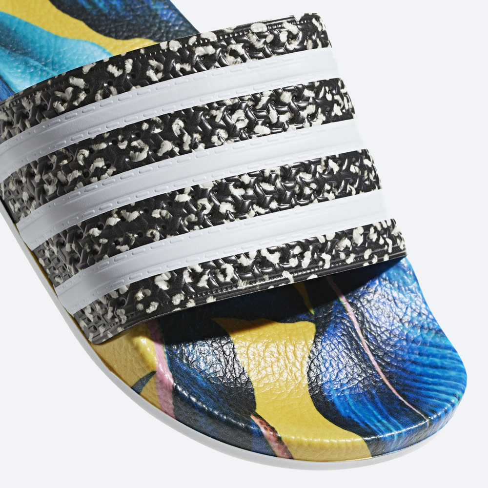 adidas Originals Adilette — dámské pantofle — letní nazouváky — modré, barevné — womens colorful slides — detail