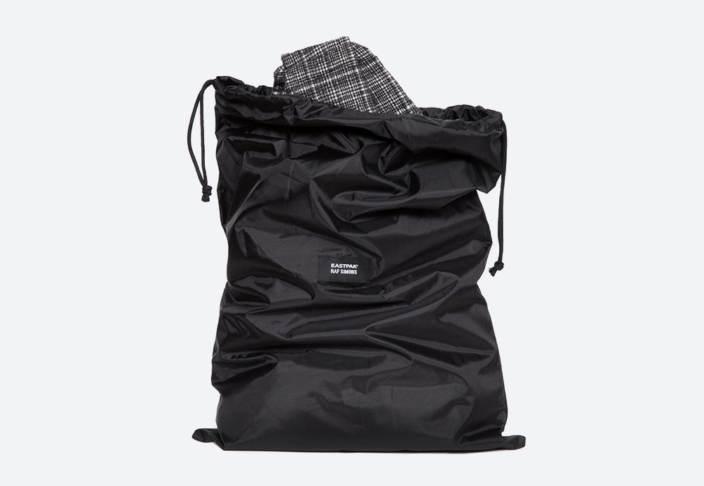 Eastpak x Raf Simons VII — batoh — černý — RS Sleek Sling Backpack
