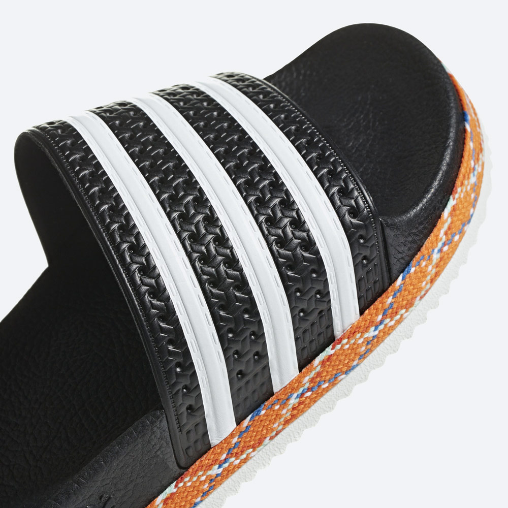 adidas Originals Adilette Bold — pantofle na platformě — dámské nazouváky — černé, zdobené — detail — womens black platform slides