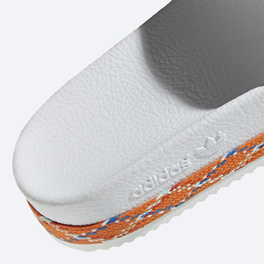 adidas Originals Adilette Bold — pantofle na platformě — dámské nazouváky — bílé, zdobené — detail — womens white platform slides