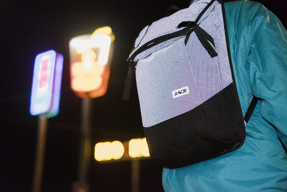 Aevor — reflexní batoh Daypack — městský, školní — recyklované z PET lahví — šedý — lookbook podzim/zima 2018