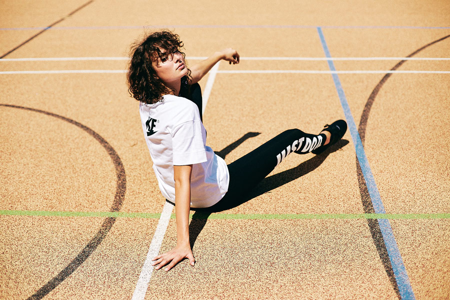 Nike x Queens lookbook — černé legíny Just Do It — dámské bílé tričko