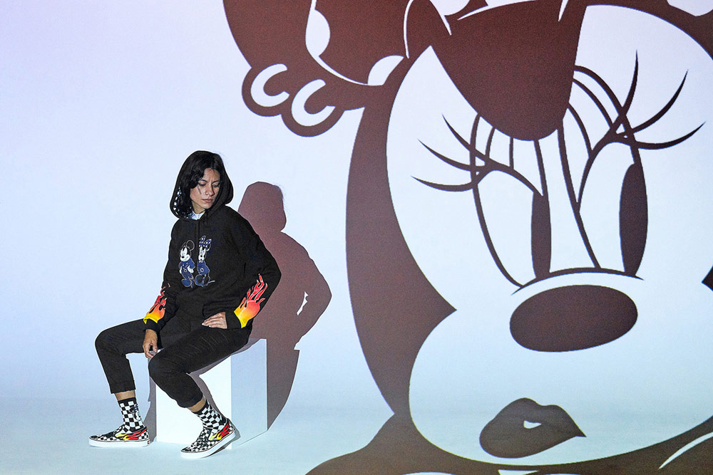 Vans x Disney — Mickey Mouse — černá mikina s kapucí — tenisky Slip-On bez tkaniček