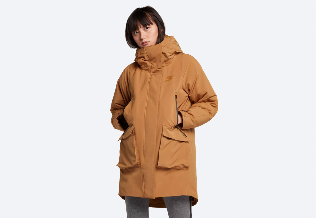 Nike Sportswear Tech Pack Down-Fill — dámská parka — zimní bunda s kapucí — hnědá, písková — brown women’s winter jacket