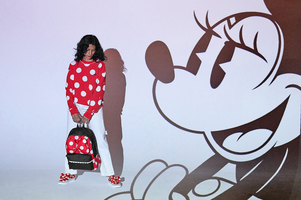 Vans x Disney — Mickey Mouse — dámská červená mikina s bílými puntíky — černo-červený batoh s puntíky