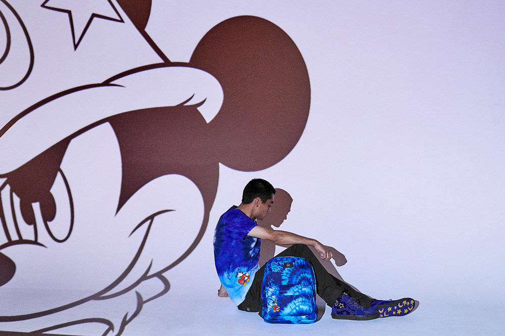 Vans x Disney — Mickey Mouse — pánské modré tričko — modrý batoh — kotníkové boty Sk8-Hi