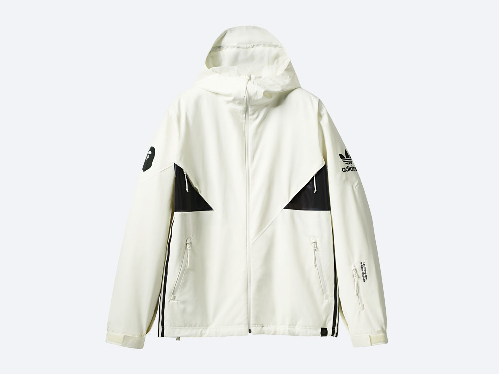 adidas Snowboarding by BAPE® — snowboardová bunda Snow Jacket s kapucí — bílá