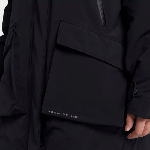 Nike Sportswear Tech Pack Down-Fill — dámská parka — zimní bunda s kapucí — detail kapsy