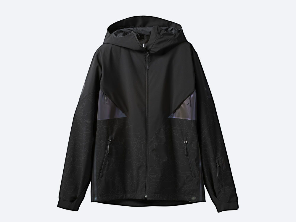 adidas Snowboarding by BAPE® — snowboardová bunda Snow Jacket s kapucí — černá se vzorem