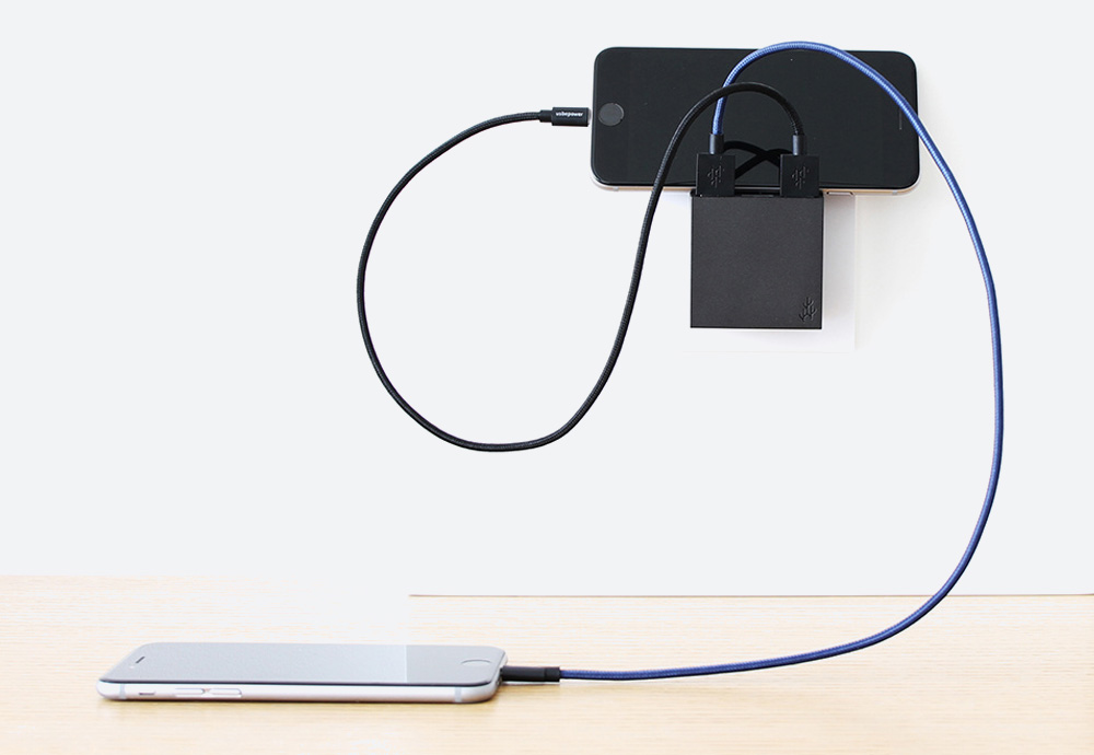 Usbepower Hide Mini — USB nabíječka — designová, hranatá — černá — 3 porty typu A — stojan na telefon