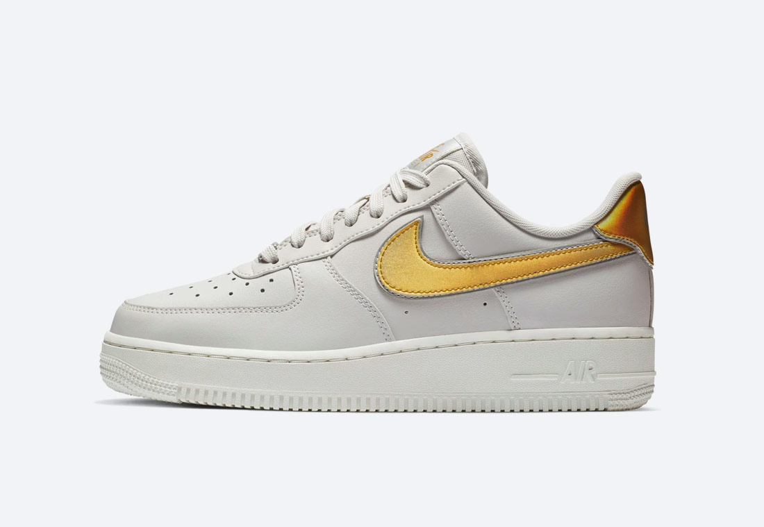 Nike Air Force 1 '07 Metallic — dámské boty — tenisky — sneakers — bílé — duhové, zlaté
