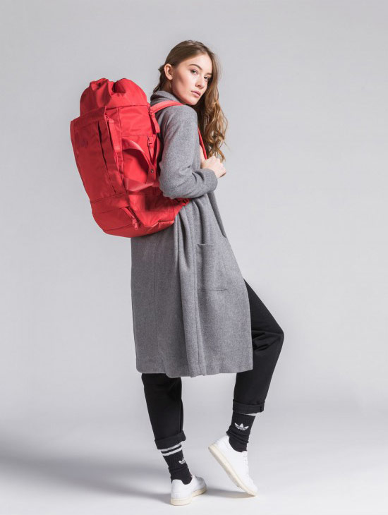 pinqponq Blok Medium — Sharp Ruby — Changeant — červený batoh — městský — outdoor