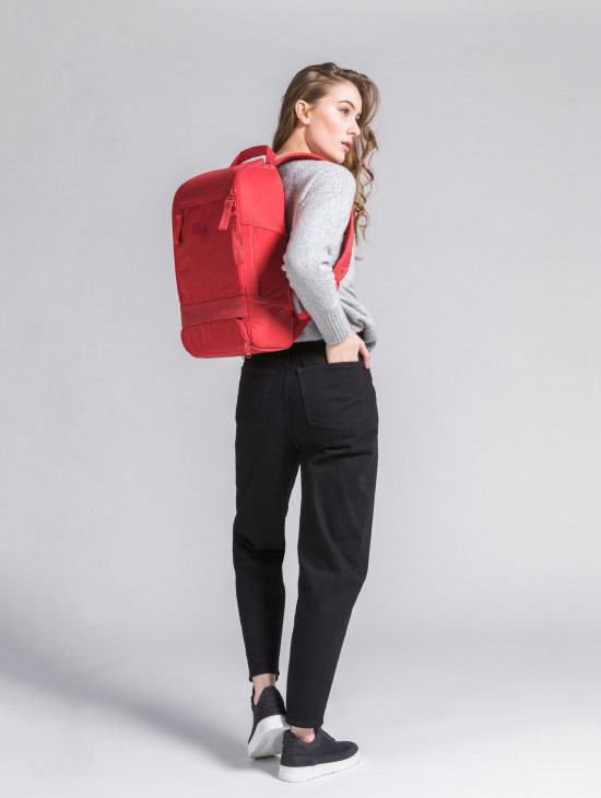 pinqponq Cubik Medium — Sharp Ruby — Changeant — červený batoh — městský — outdoor