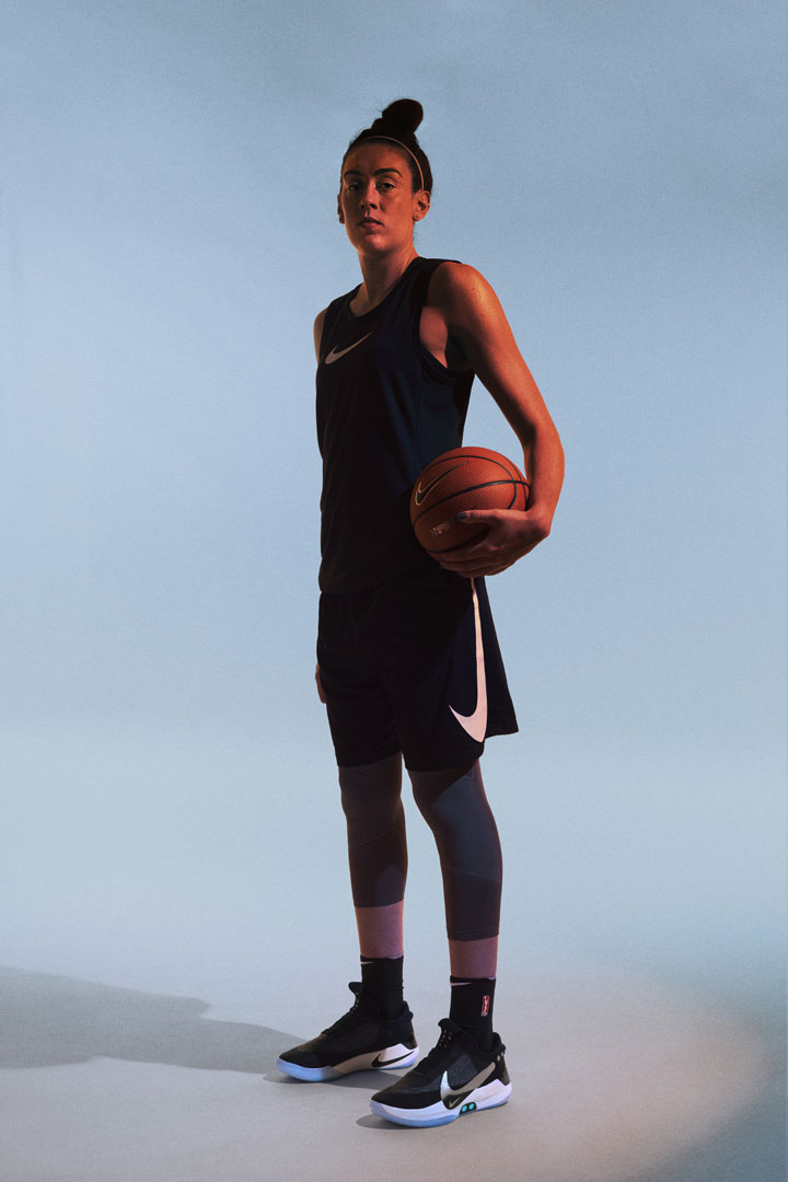 Nike Adapt BB — basketbalové boty — samozavazovací — svítící, elektronické — Hi-Tech basketball sneakers — sportovní obuv — look 03