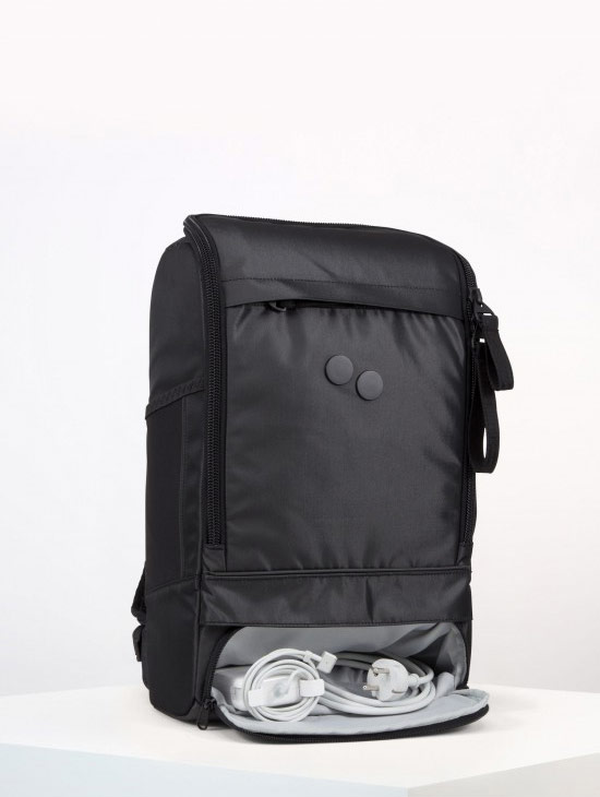pinqponq Cubik Medium — Silk Silver — Changeant — temně šedý batoh — městský — outdoor