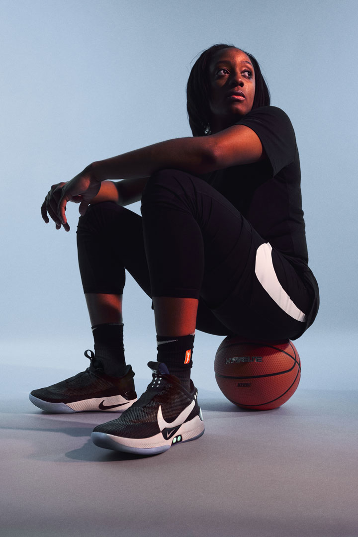 Nike Adapt BB — basketbalové boty — samošněrovací — svítící, elektronické — Hi-Tech basketball sneakers — sportovní obuv — look 12