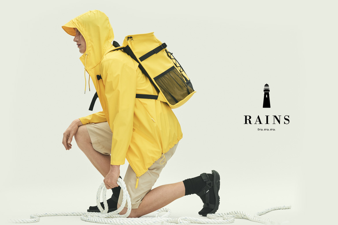 Rains — žlutá nepromokavá bunda s kapucí — žlutý nepromokavý batoh — waterproof backpack — SS19 Essential & Accessories