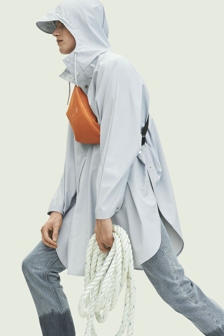 Rains — šedý pršiplášť s kapucí — plášť do deště — plášťěnka — oranžová nepromokavá ledvinka — SS19 Essential & Accessories