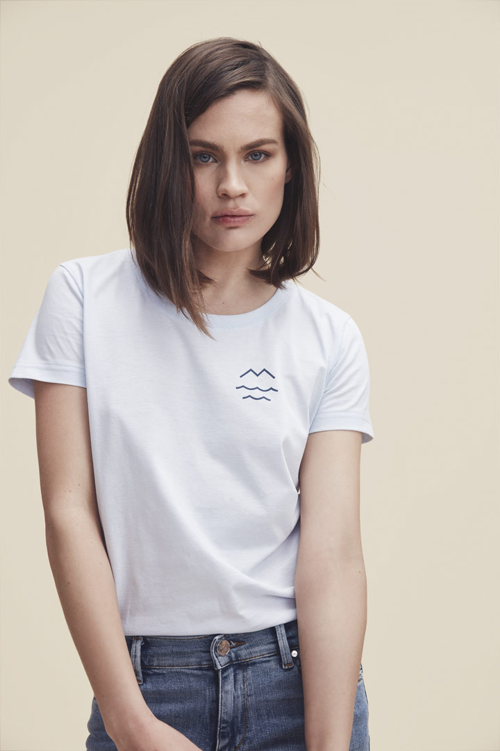 Makia — bílé tričko a malým potiskem — dámské — jaro/léto 2019