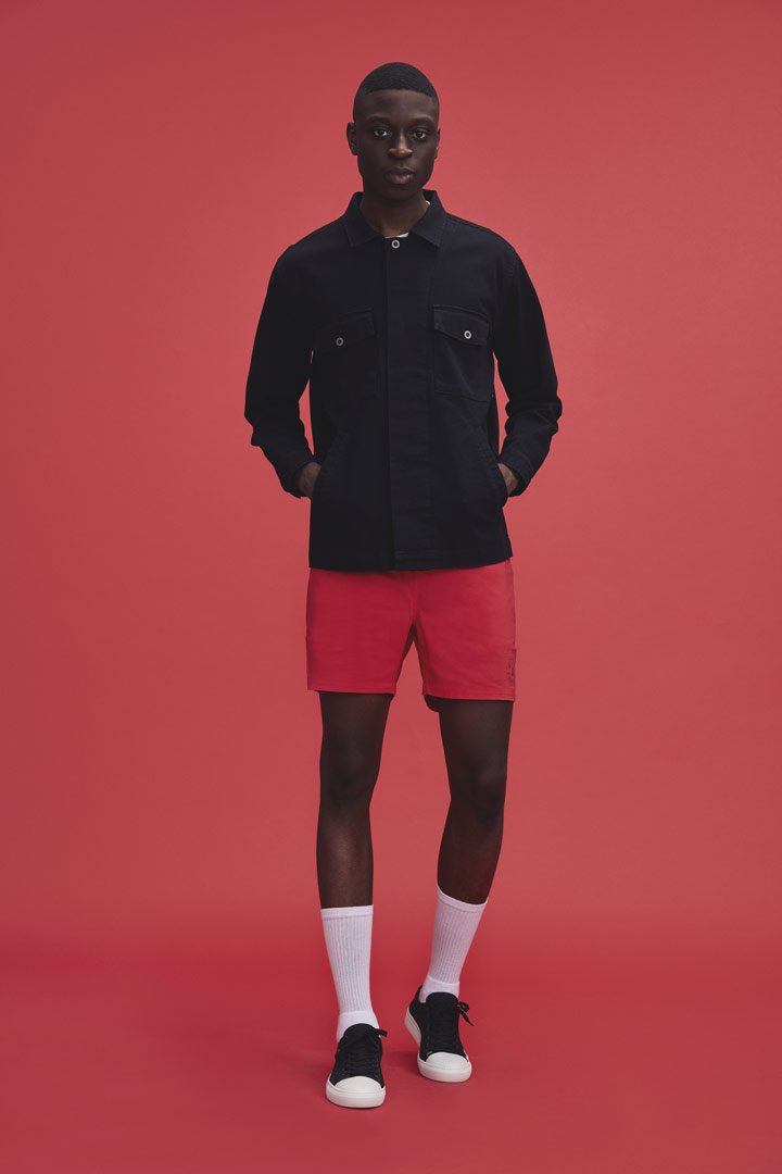 Makia — černá pánská jarní bunda s límcem — červené šortky — jaro/léto 2019
