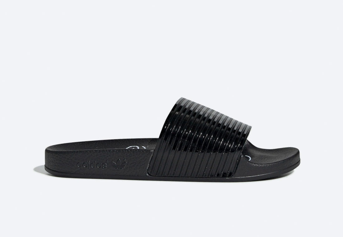 adidas Originals Adilette — dámské pantofle — nazouváky — černé, lesklé
