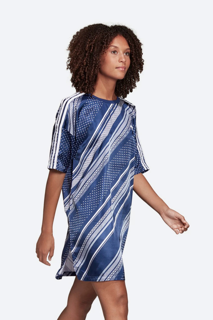 adidas Originals Trefoil — letní šaty s geometrickými vzory — dámské — lesklé saténové — sportovní — modré