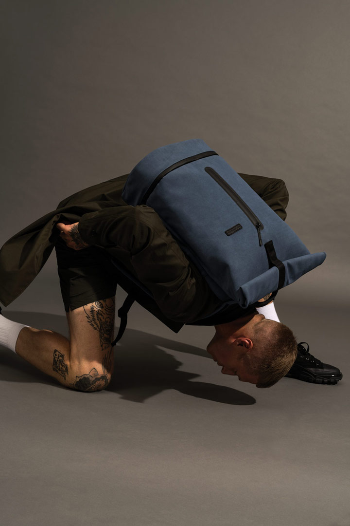 Ucon Acrobatics — roll-top batoh z umělého semiše, fold-top — modrý — Hajo Pro Backpack — vegan, sustainable