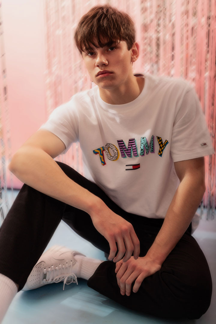 Tommy Jeans x Queens — lookbook — bílé tričko s potiskem — pánské