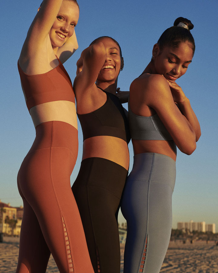 Nike — oblečení na jógu — legíny na jógu — podprsenky na jogu — yoga apparel