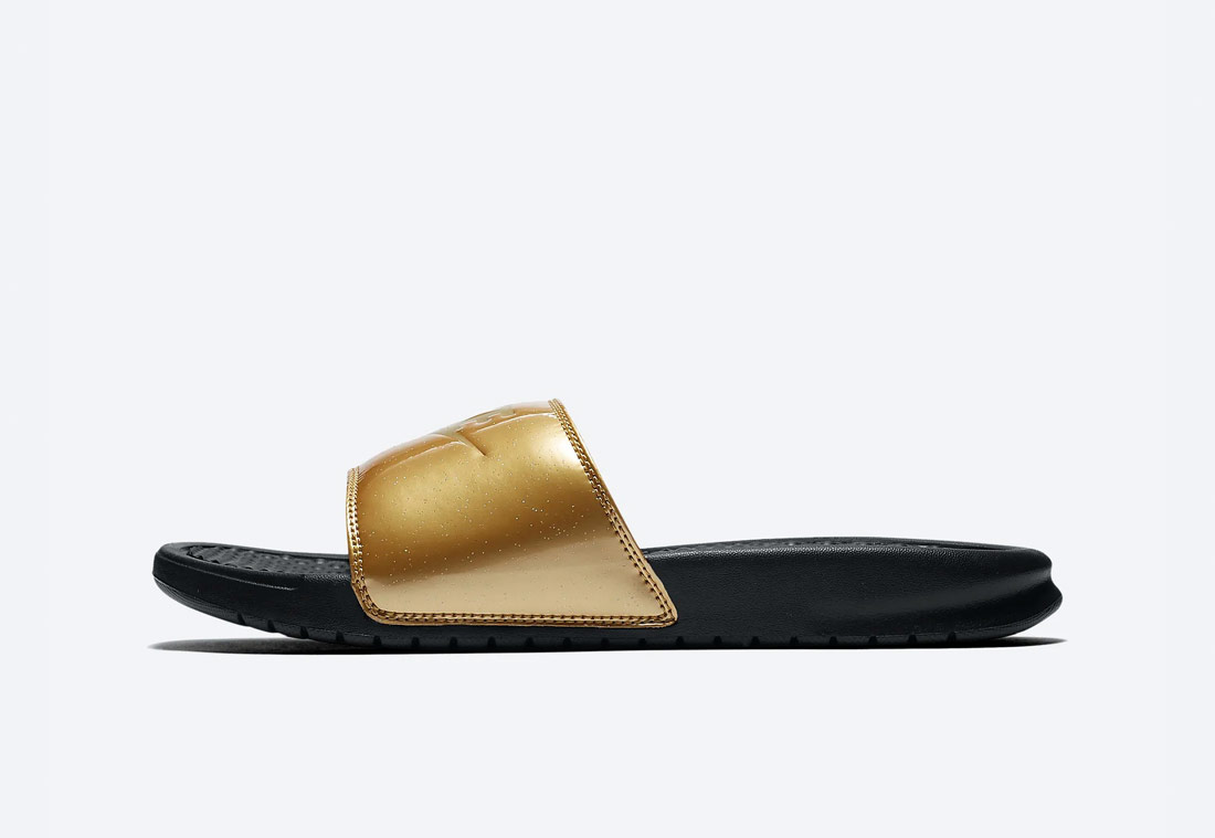 Nike Benassi JDI Metallic Gold — dámské pantofle — zlaté — metalické