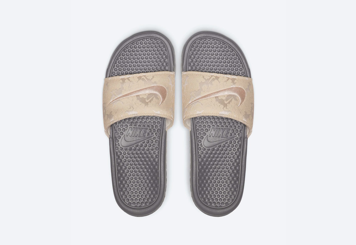 Nike Benassi JDI TXT SE — maskáčové pantofle — dámské — béžové — nazouváky