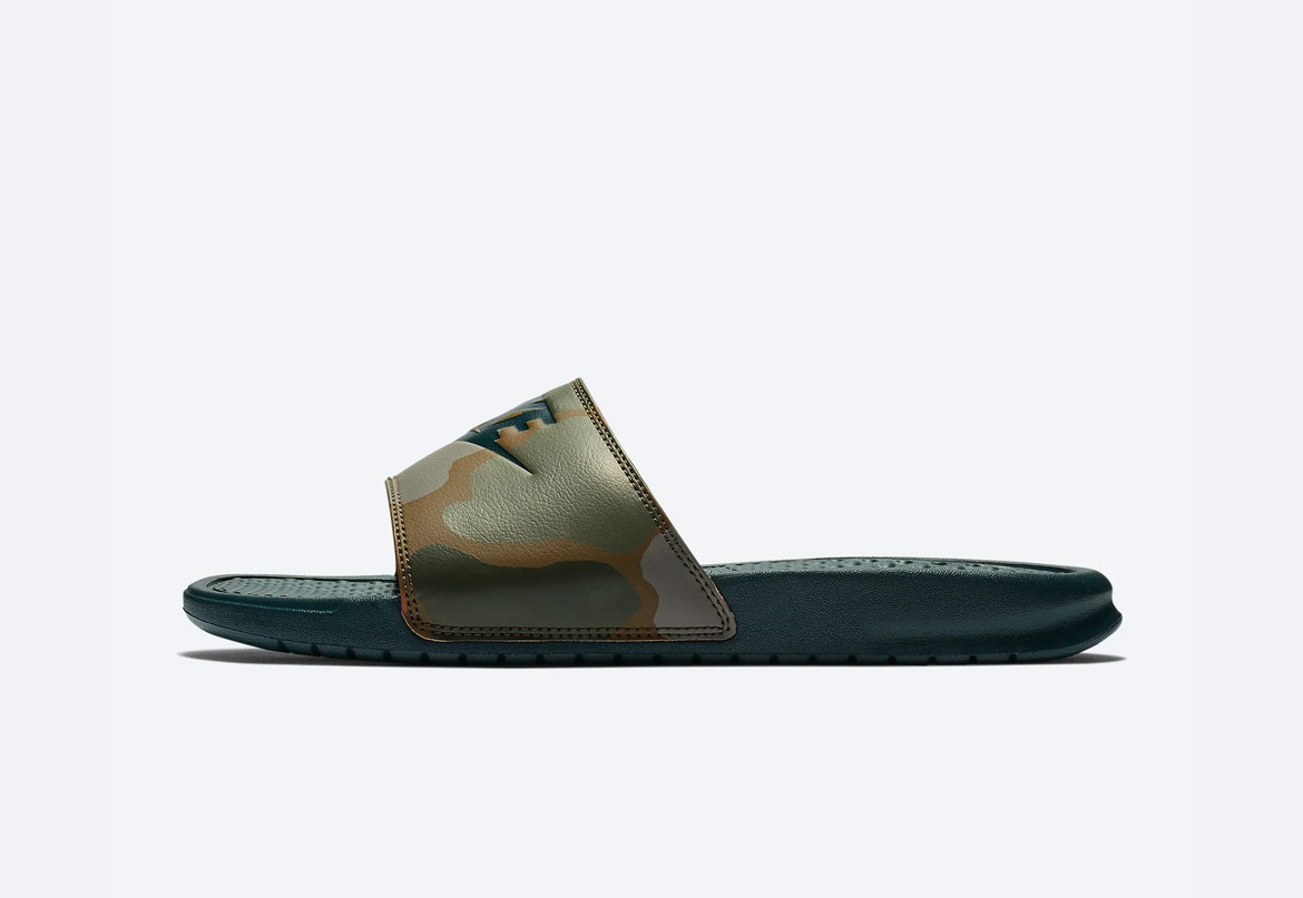 Nike Benassi JDI Printed — maskáčové pantofle — dámské — tmavě zelené — nazouváky