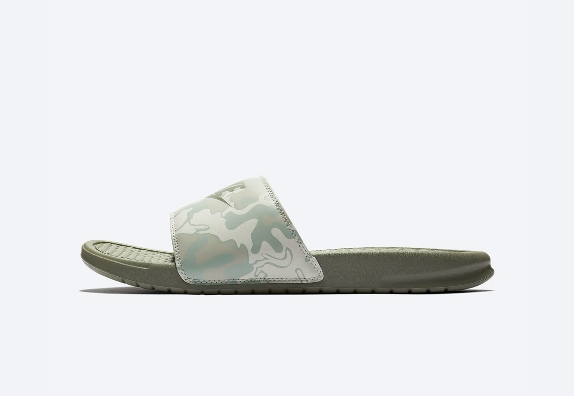 Nike Benassi JDI Printed — maskáčové pantofle — dámské — šedo-zelené — nazouváky