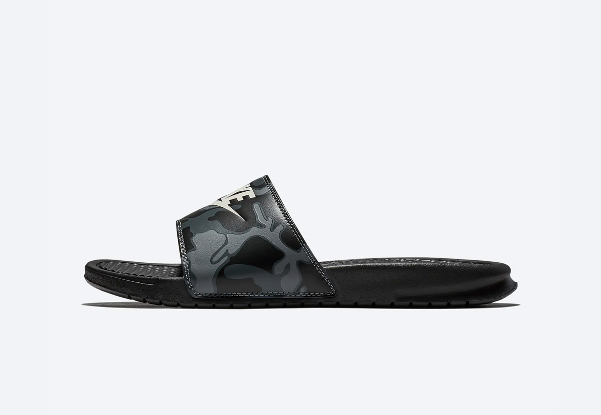 Nike Benassi JDI Printed — maskáčové pantofle — dámské — černé — nazouváky