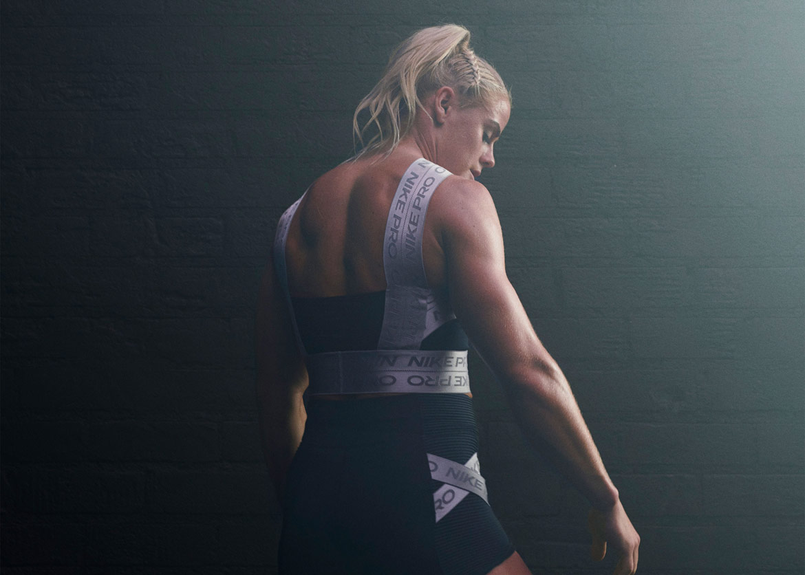 Nike Pro — dámský fitness tank top — dámské kraťasy