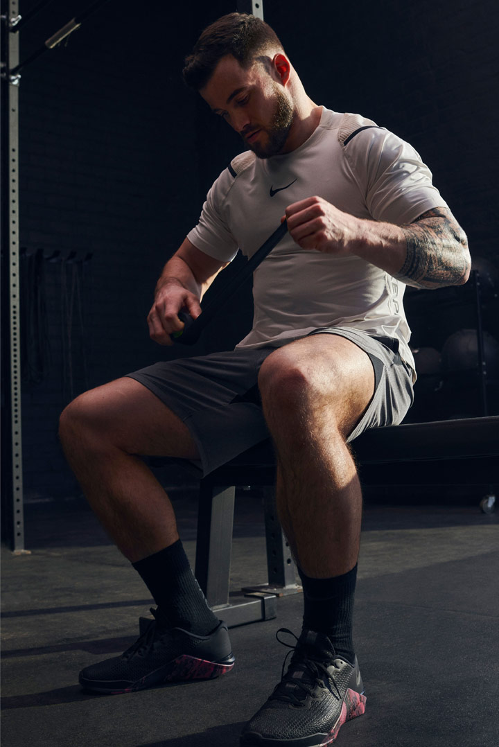 Nike Pro — bílé pánské fitness tričko — šedé fitness šortky