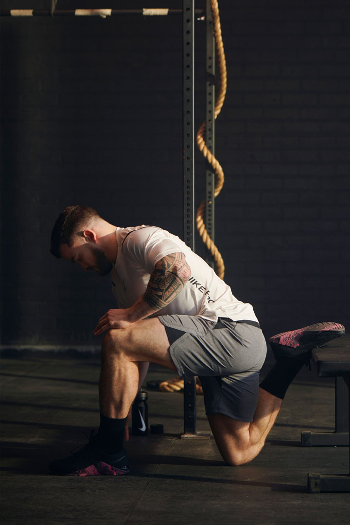 Nike Pro — šedé fitness šortky — bílé pánské fitness tričko
