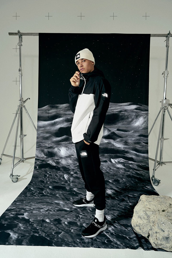 The North Face Lunar Voyage — černo-bílá šusťáková bunda Mountain Q s kapucí — černé kalhoty joggers Fine 2 — boty Surge Pelham Lunar